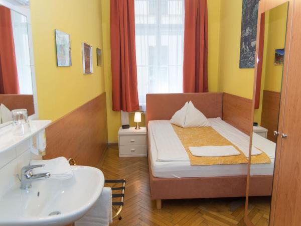 Pension Lehrerhaus : photo 3 de la chambre chambre simple avec salle de bains commune