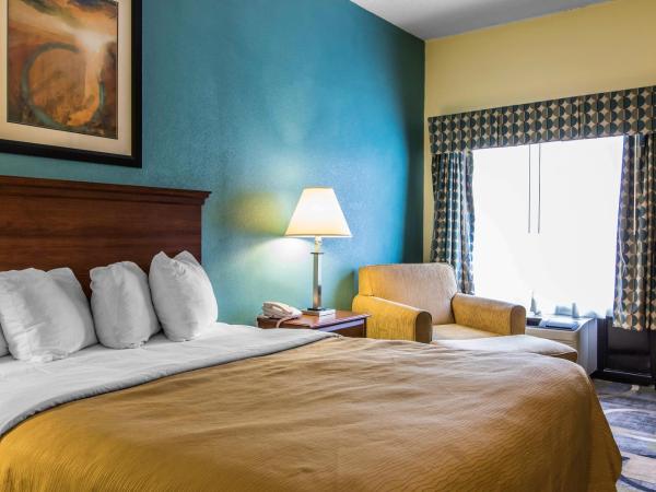 Quality Inn & Suites Memphis East : photo 1 de la chambre chambre lit king-size - non-fumeurs