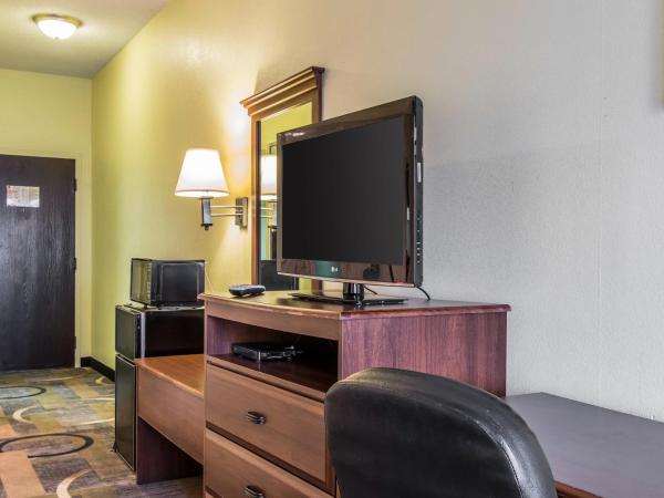 Quality Inn & Suites Memphis East : photo 4 de la chambre chambre lit king-size - non-fumeurs