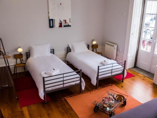 Dona Emília Guest House & Studio Apartment Building : photo 3 de la chambre double or twin room with private external bathroom and city views