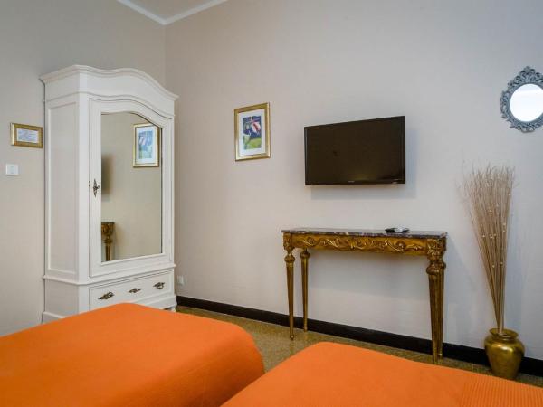 B&B I Portici Di Sottoripa : photo 2 de la chambre chambre lits jumeaux avec salle de bains privative séparée