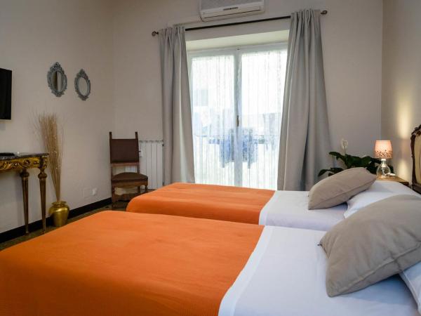 B&B I Portici Di Sottoripa : photo 1 de la chambre chambre lits jumeaux avec salle de bains privative séparée