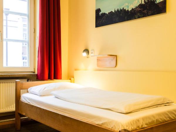 Euro Youth Hotel Munich : photo 4 de la chambre chambre lits jumeaux avec salle de bains commune