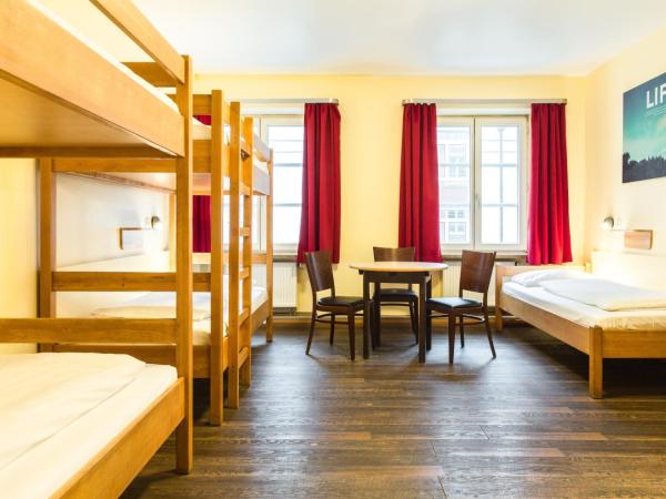Euro Youth Hotel Munich : photo 1 de la chambre lit dans dortoir mixte de 5 lits avec salle de bains commune