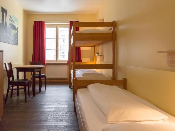 Euro Youth Hotel Munich : photo 3 de la chambre chambre triple avec salle de bains commune