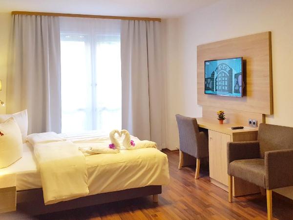 BlnCty Hotel : photo 3 de la chambre chambre lit king-size avec douche accessible en fauteuil roulant - adaptée aux personnes à mobilité réduite