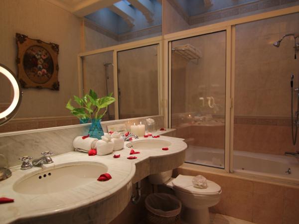 Hotel Boutique La Mision De Fray Diego : photo 5 de la chambre suite junior avec 1 lit king-size et baignoire spa - vue sur jardin