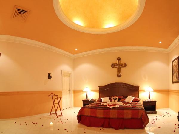 Hotel Boutique La Mision De Fray Diego : photo 7 de la chambre suite principale avec 1 lit king-size et baignoire spa - vue sur jardin