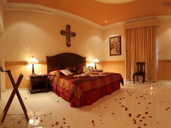 Hotel Boutique La Mision De Fray Diego : photo 6 de la chambre suite principale avec 1 lit king-size et baignoire spa - vue sur jardin