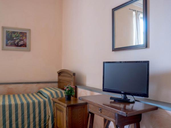 Hotel Monica : photo 8 de la chambre chambre quadruple