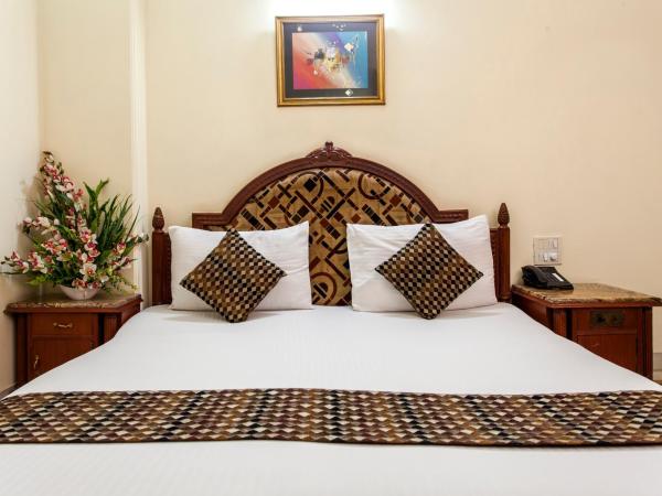 Hotel Sunstar Residency : photo 2 de la chambre petite chambre double