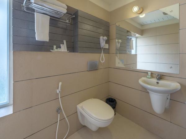 Treebo Nestlay Airport Alandur : photo 8 de la chambre [sanitized] deluxe double room