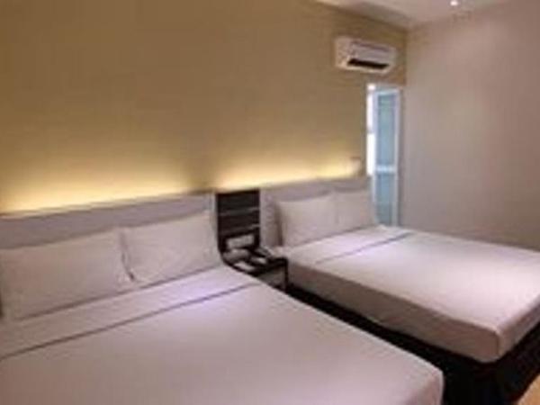 The V Hotel : photo 4 de la chambre chambre familiale standard