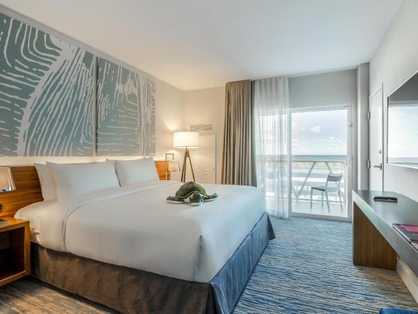 B Ocean Resort Fort Lauderdale Beach : photo 3 de la chambre superbe hébergement lit king-size avec balcon - côté océan