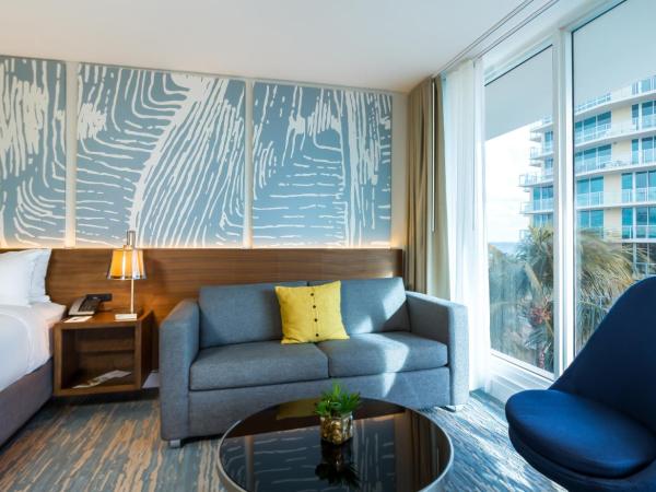 B Ocean Resort Fort Lauderdale Beach : photo 6 de la chambre suite junior lit king-size améliorée b - vue sur ville