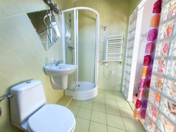 Wilanowska Hostel : photo 4 de la chambre chambre lits jumeaux avec salle de bains privative