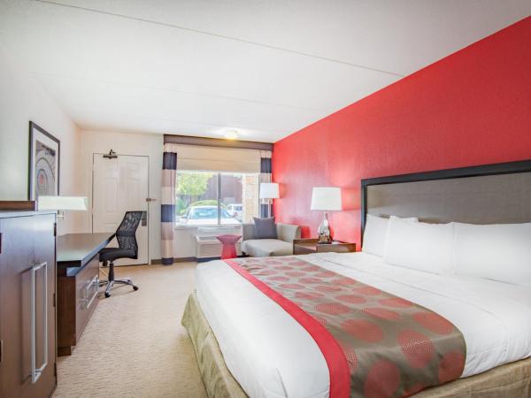 Ramada by Wyndham Albuquerque Airport : photo 1 de la chambre chambre lit king-size avec douche accessible en fauteuil roulant - adaptée aux personnes à mobilité réduite/non-fumeurs