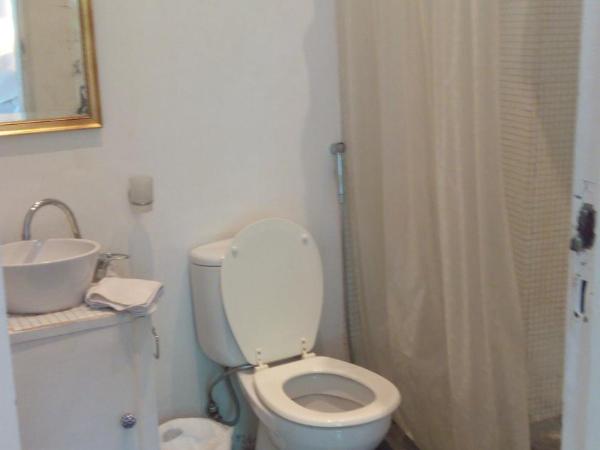 06 Soho Suites : photo 4 de la chambre chambre triple avec salle de bains privative