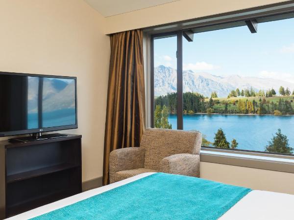 Copthorne Hotel & Resort Lakefront Queenstown : photo 6 de la chambre suite junior avec balcon - vue sur lac