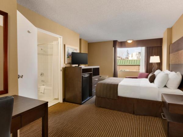 Days Inn by Wyndham Calgary South : photo 1 de la chambre chambre lit queen-size pour personnes à mobilité réduite - non-fumeurs