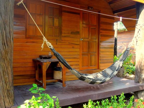 Lanta New Coconut Bungalow : photo 3 de la chambre bungalow avec terrasse