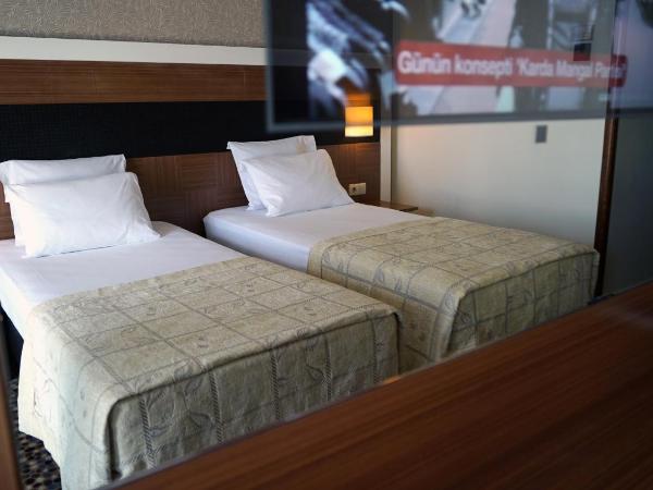 Derici Hotel : photo 4 de la chambre chambre double ou lits jumeaux - vue sur ville
