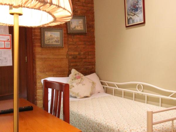 Hostal Orleans : photo 8 de la chambre chambre quintuple avec salle de bains privative