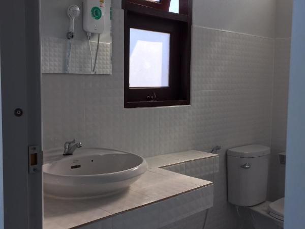 Chiangmai HomeTeL : photo 6 de la chambre chambre quadruple avec salle de bains privative