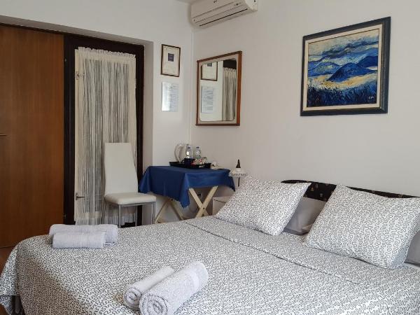 Guest House Jole : photo 5 de la chambre chambre double avec terrasse - vue sur jardin