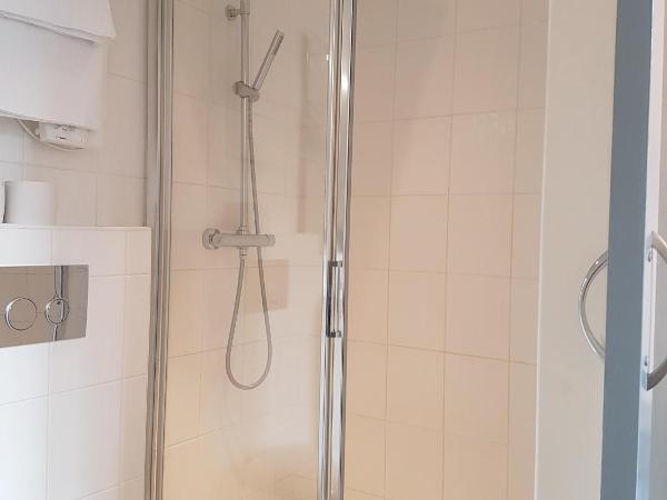 Kyriad Saumur Hyper Centre Hôtel Appartements et SPA soins Sothys Paris : photo 3 de la chambre chambre double classique