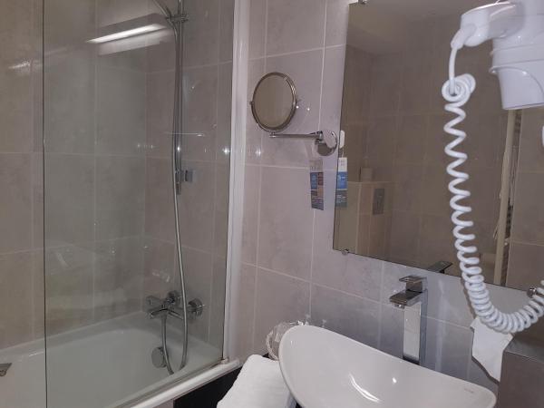 Kyriad Saumur Hyper Centre Hôtel Appartements et SPA soins Sothys Paris : photo 6 de la chambre chambre double supérieure