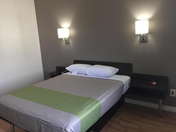 Studio 6-Dallas, TX : photo 8 de la chambre chambre lit queen-size deluxe - fumeurs