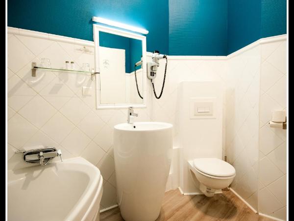 Hotel Le Prieuré et La Résidence : photo 7 de la chambre chambre double – vue sur cour