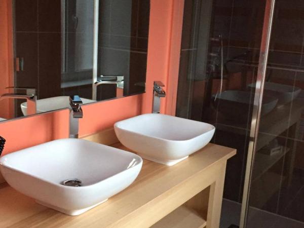 Hôtel du Bout du Monde : photo 3 de la chambre chambre double avec salle de bains et toilettes privatives séparées