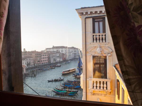 Locanda Ai Santi Apostoli : photo 8 de la chambre chambre double supérieure avec vue sur le grand canal 