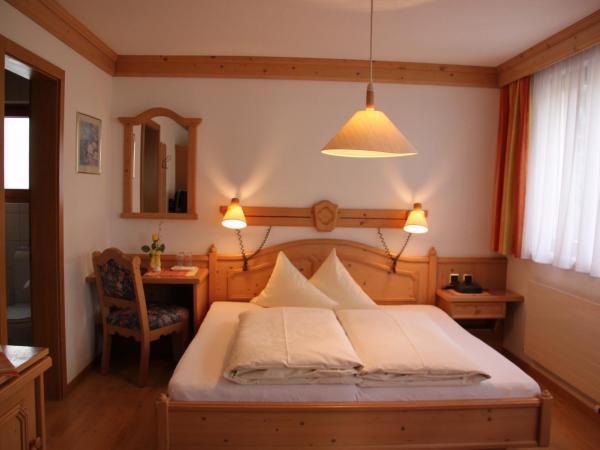 Hotel Camona & Apart Walserhof : photo 2 de la chambre chambre lit king-size - vue sur montagne