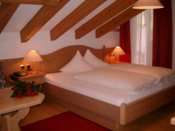 Hotel Camona & Apart Walserhof : photo 3 de la chambre chambre lit king-size avec balcon