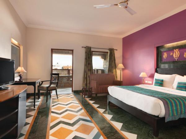 Ramada Udaipur Resort & Spa : photo 3 de la chambre super deluxe room with private sitting area, garden and city views (avail 10% discount on f&b service, laundry, & spa)