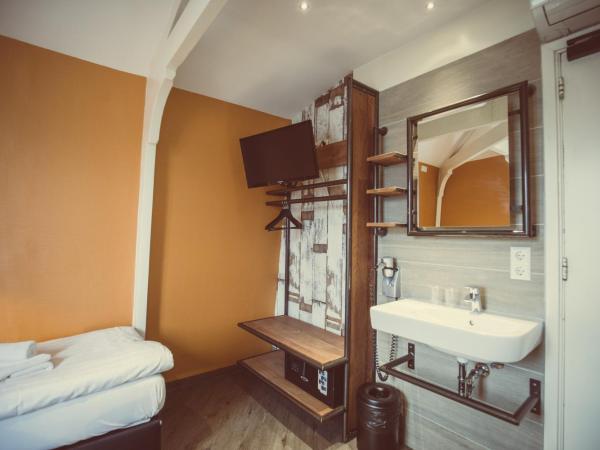 Budget Hotel Tourist Inn : photo 3 de la chambre chambre triple basique avec salle de bains commune