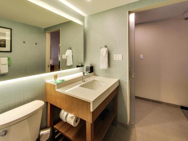 Hyatt Place Edmonton West : photo 1 de la chambre chambre avec 2 lits queen-size et canapé-lit