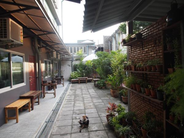 Sriyanar Place : photo 2 de la chambre chambre double - vue sur jardin