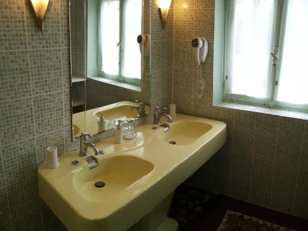 Le Castel Guesthouse : photo 6 de la chambre chambre double supérieure avec terrasse