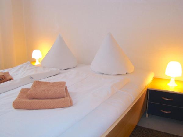 BNB Potsdamer Platz - Rooms & Apartments : photo 9 de la chambre chambre double ou lits jumeaux avec salle de bains commune