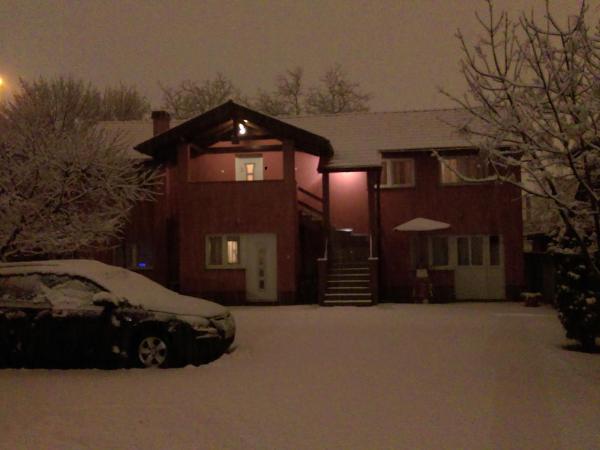 Guest House Lucija : photo 1 de la chambre chambre lits jumeaux avec salle de bains