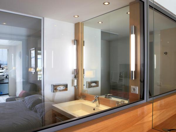 Best Western Premier Hôtel du Vieux-Port : photo 9 de la chambre chambre lit queen-size - vue sur mer