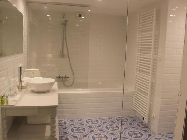 The Hamptons Boutique B&B : photo 6 de la chambre suite lit king-size avec baignoire