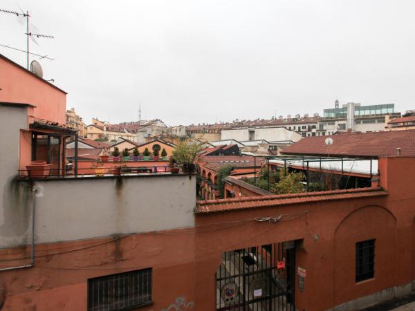 Navigli Junior Suite - Quiet & comfy vintage Junior Suite with cozy balcony - 5th attic floor lift to 4th floor - metro' verde -green subway Porta Genova : photo 10 de la chambre suite junior avec balcon