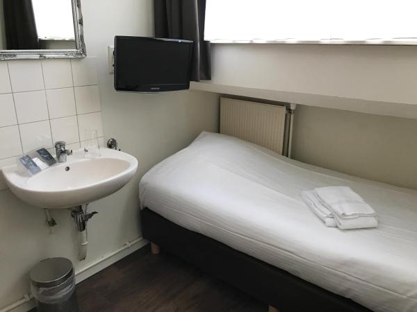 Hotel Carillon : photo 4 de la chambre chambre simple avec salle de bains commune