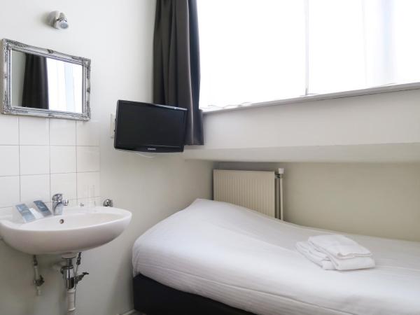 Hotel Carillon : photo 2 de la chambre chambre simple avec salle de bains commune