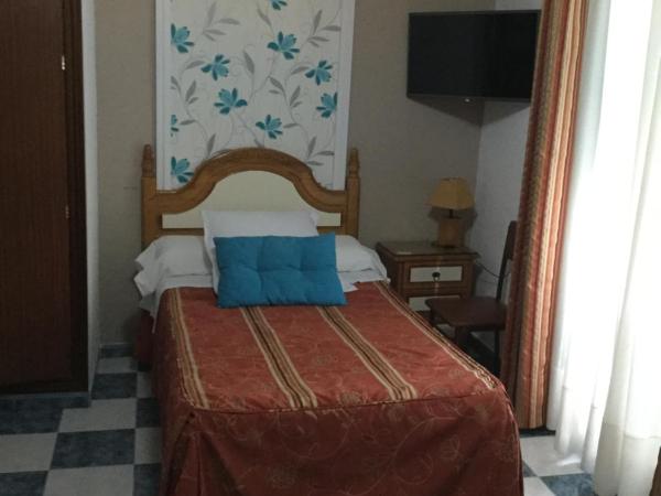 Pension Zurita : photo 2 de la chambre chambre triple avec salle de bains privative